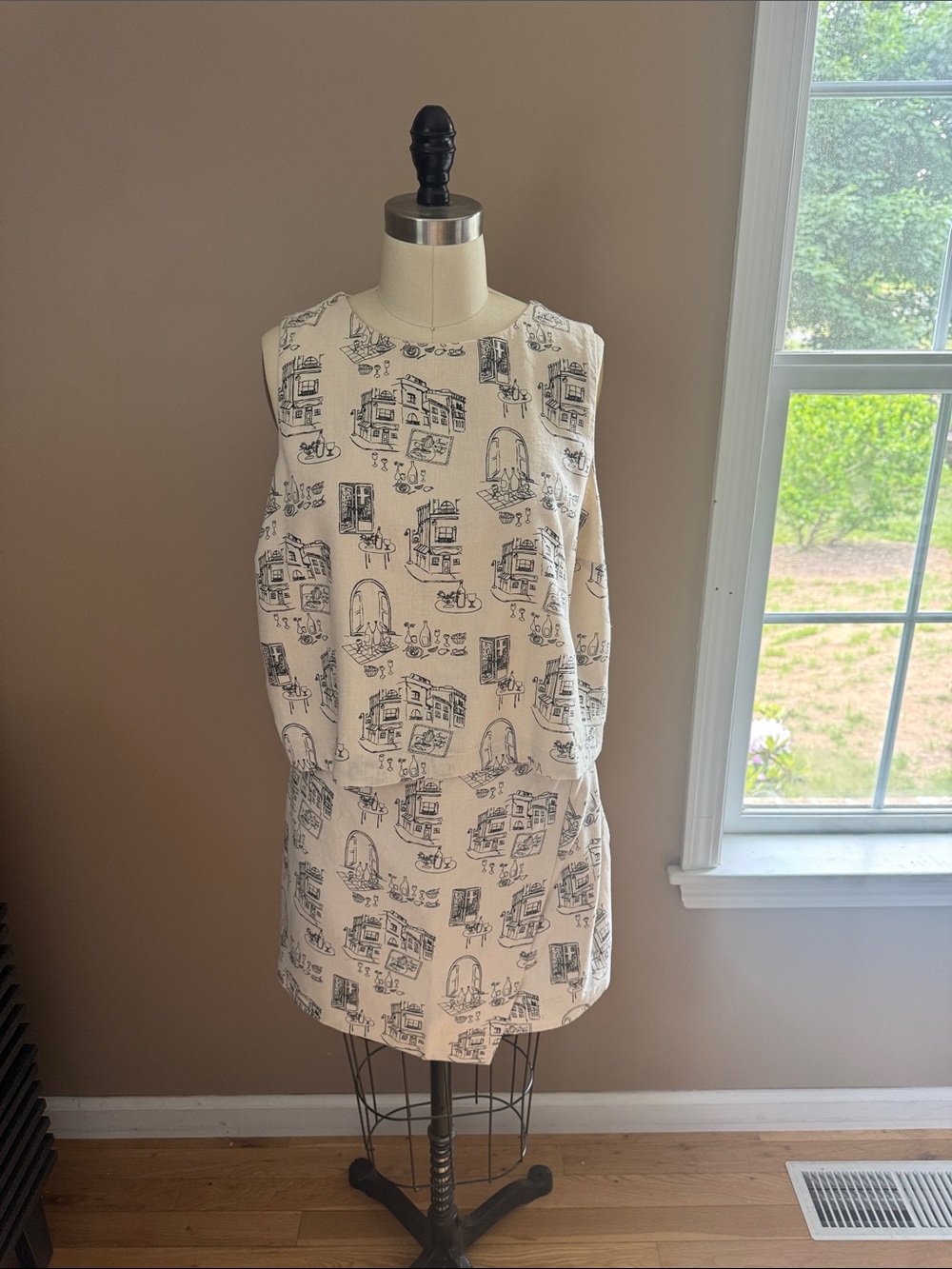 Abercrombie & Fitch
Skort with Black Italian inspired Sketch Print